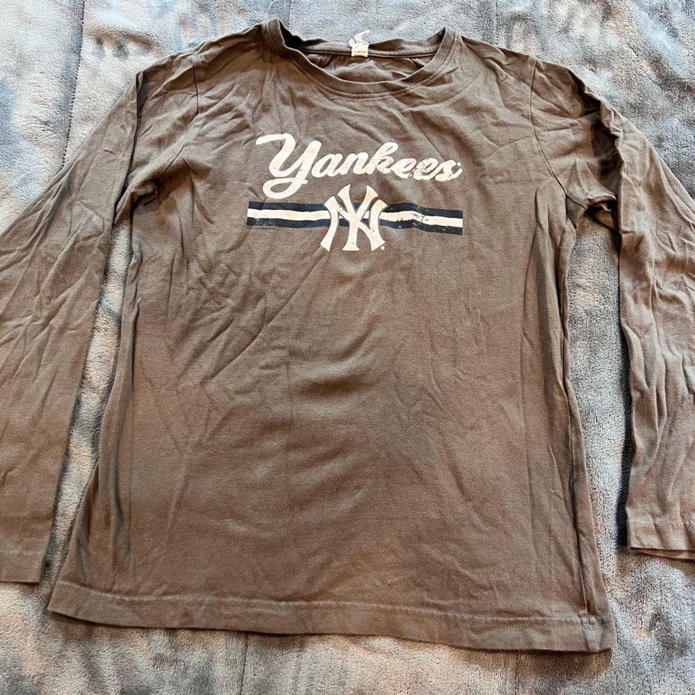 New York Yankees long sleeve shirt, size medium, great condition, never worn